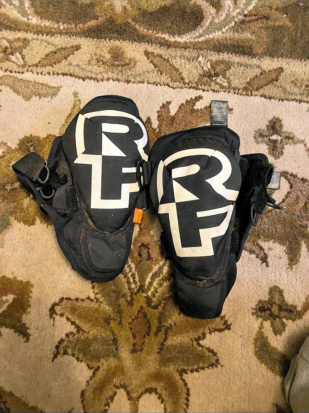 Race Face biking nee pads in Black NWT